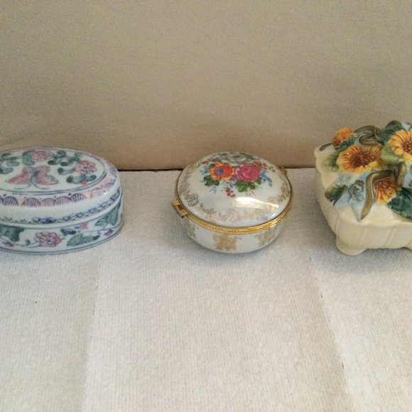 Lot of three ceramic porcelain trinket box jewelry box floral - Picture 2 of 7